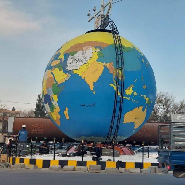 (تصویر) نصب «کره زمین» عجیب در کابل؛ طالبان ایران را کوچک کرد! (تصویر) نصب «کره زمین» عجیب در کابل؛ طالبان ایران را کوچک کرد!