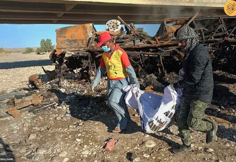 (فیلم) در بلوچستان  ۴۱ مسافر در آتش اتوبوس سوختند