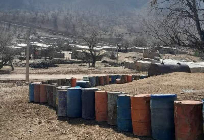 روستای بزرگ درغک هم‌چنان منتظر نفت سفید / صف‌های طولانی که امان مردم را بریده است / پس کی وعده‌های مسئولین عملی می‌شود؟