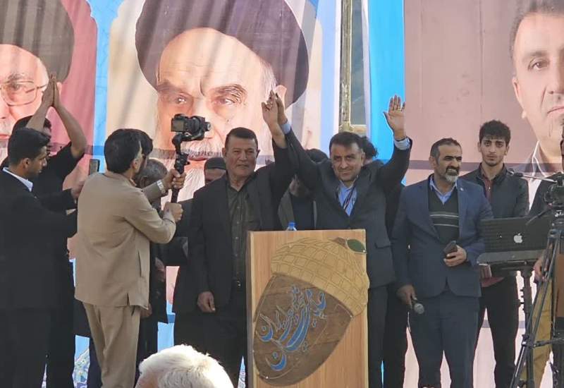 فیلم و تصاویر| محمد بهرامی در روستای جوکار مارگون: «بعضی ها می گویند به بهرامی رأی ندهید، بچه های ما را از کار بیکار می کند»! شما مطمئن باشید کسانی که کنار این سفره نشسته اند بلند نخواهیم کرد و بقیه را هم سر این سفره می آوریم /سطح نمایندگی را پایین نیاورید؛ از نماینده درخواست کارهای بزرگتر را داشته باشید که برای همیشه مردم را از محرومیت نجات دهد؛ این وعده ما است  <img src="/images/video_icon.png" width="11" height="10" border="0" align="top">