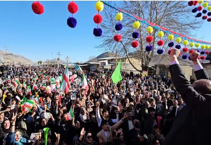 تصاویر و فیلم| مهدی روشنفکر در سپیدار:  ندای وحدت به مبارزه با انقلابیون دروغین برخواست و امروز این نهال نوپا به یک درخت تناور تبدیل شده‌است / گازرسانی به روستا‌های منطقه سپیدار، اتصال روستا‌های بخش به شبکه اینترنت، تعریض جاده، آسفالت و بهسازی ۵۵ هزار متر مربع از معابر روستایی از جمله اقدامات انجام شده است  <img src="/images/video_icon.png" width="11" height="10" border="0" align="top">