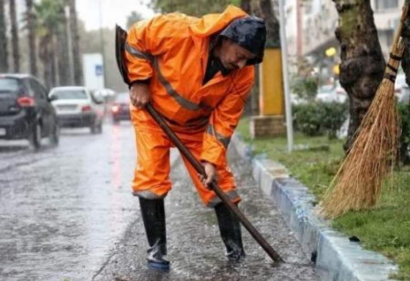 کارگر بی‌‌نوای شهرداری مارگون در بیمارستان به‌دلیل نداشتن بیمه گیر افتاده /  برگه ترخصی داده‌‌اند و پدرم را ترخیص نمی‌کنند چون بیمه ندارد  / شهردار مارگون: در دوران حاجی‌زاده تأمین نیروهای شرکتی به سازمان همیاری شهرداری‌ها سپرده شد / این کارگر نیروی شهرداری نیست /  باید سازمان همیاری بیمه کارگر را بپردازند / جبار روشن: حساب مالی سازمان همیاری بسته است، نمی‌توانیم بیمه پرداخت کنیم