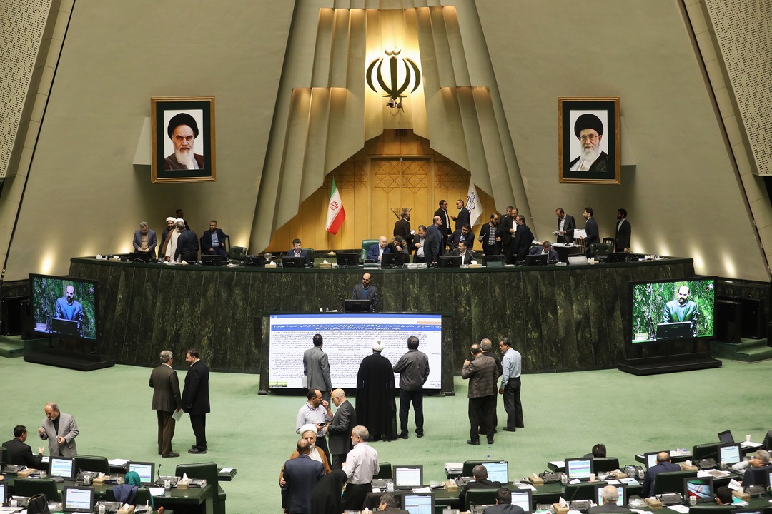 قالیباف: آقای منادی! مجلس جای سروصدا کردن نیست / شما با سروصدا می‌خواهی ثابت کنی من دغدغه دارم بقیه دغدغه ندارند / دنبال این هستی که تبلیغ کنی؛ کلیپ پر کنی و بیرون بدهی