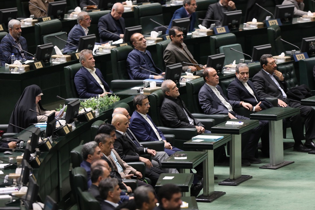 پزشکیان: معتقد بودم گفتوگو کنیم بهتر است، ولی وقتی رهبری گفتند با آمریکا گفتوگو نشود، گفتیم گفتوگو نخواهیم کرد / در شرایط جنگی هستیم / با تحریم جدید ترامپ، خیلی از کشتیهای ما در دریا دچار مشکل شدند؛ معلوم نیست چگونه باید نفت خود را تحویل بدهند / عراق، ترکیه و قطر هم پول ما را پس نمیدهند / همتی ۶ ماه است که آمده؛ مگر میشود در ۶ ماه به این سادگی تغییرات اساسی داد؟
