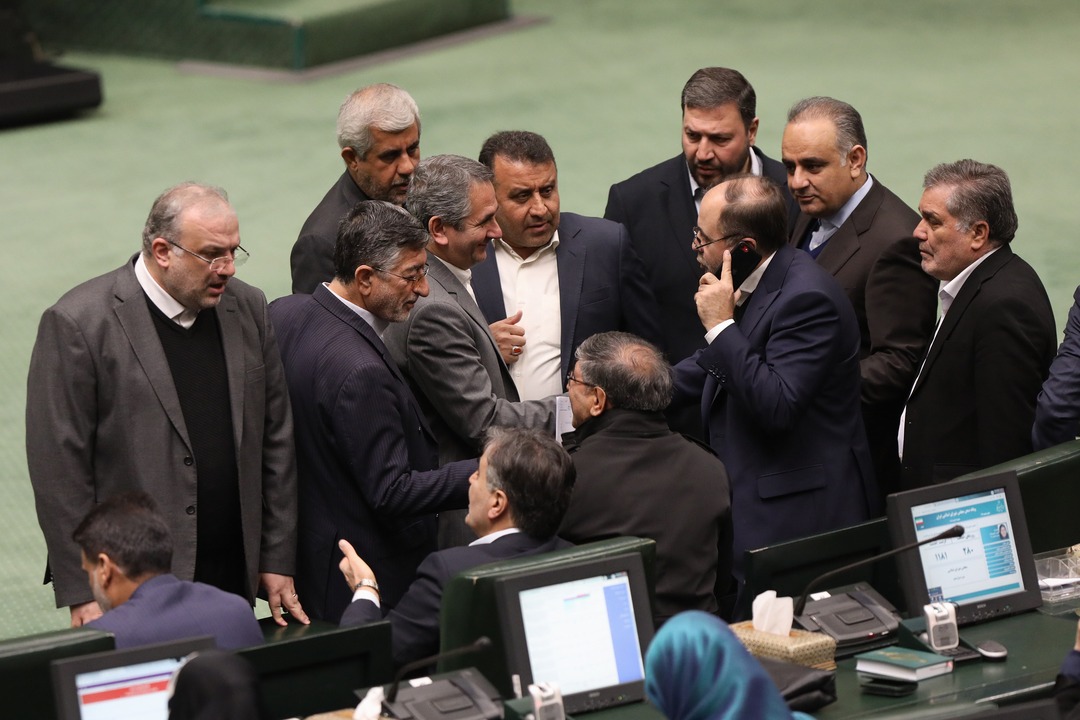 پزشکیان: معتقد بودم گفتوگو کنیم بهتر است، ولی وقتی رهبری گفتند با آمریکا گفتوگو نشود، گفتیم گفتوگو نخواهیم کرد / در شرایط جنگی هستیم / با تحریم جدید ترامپ، خیلی از کشتیهای ما در دریا دچار مشکل شدند؛ معلوم نیست چگونه باید نفت خود را تحویل بدهند / عراق، ترکیه و قطر هم پول ما را پس نمیدهند / همتی ۶ ماه است که آمده؛ مگر میشود در ۶ ماه به این سادگی تغییرات اساسی داد؟