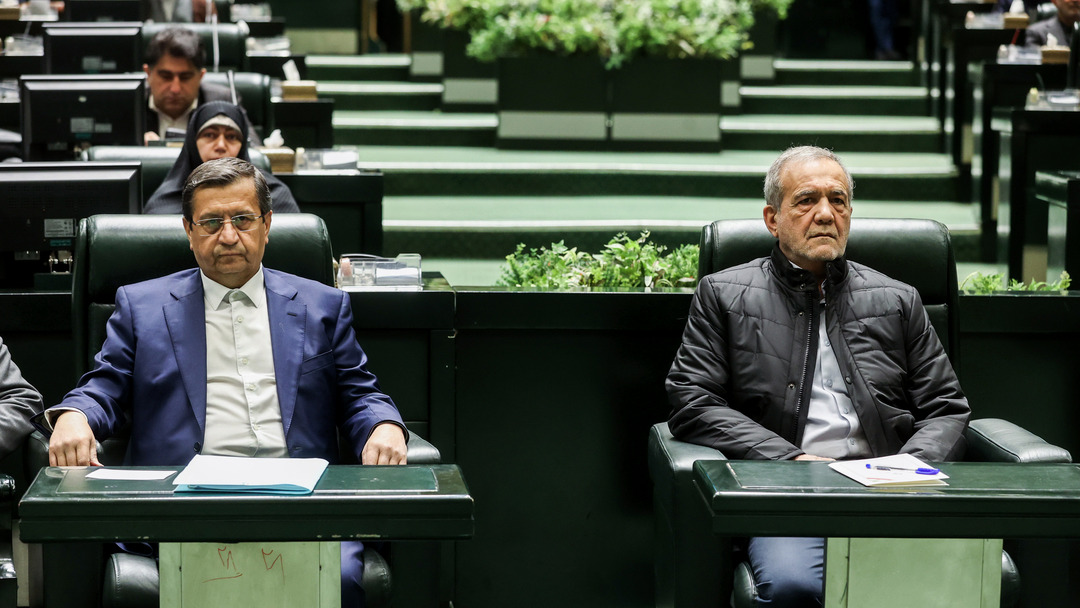 پزشکیان: معتقد بودم گفتوگو کنیم بهتر است، ولی وقتی رهبری گفتند با آمریکا گفتوگو نشود، گفتیم گفتوگو نخواهیم کرد / در شرایط جنگی هستیم / با تحریم جدید ترامپ، خیلی از کشتیهای ما در دریا دچار مشکل شدند؛ معلوم نیست چگونه باید نفت خود را تحویل بدهند / عراق، ترکیه و قطر هم پول ما را پس نمیدهند / همتی ۶ ماه است که آمده؛ مگر میشود در ۶ ماه به این سادگی تغییرات اساسی داد؟