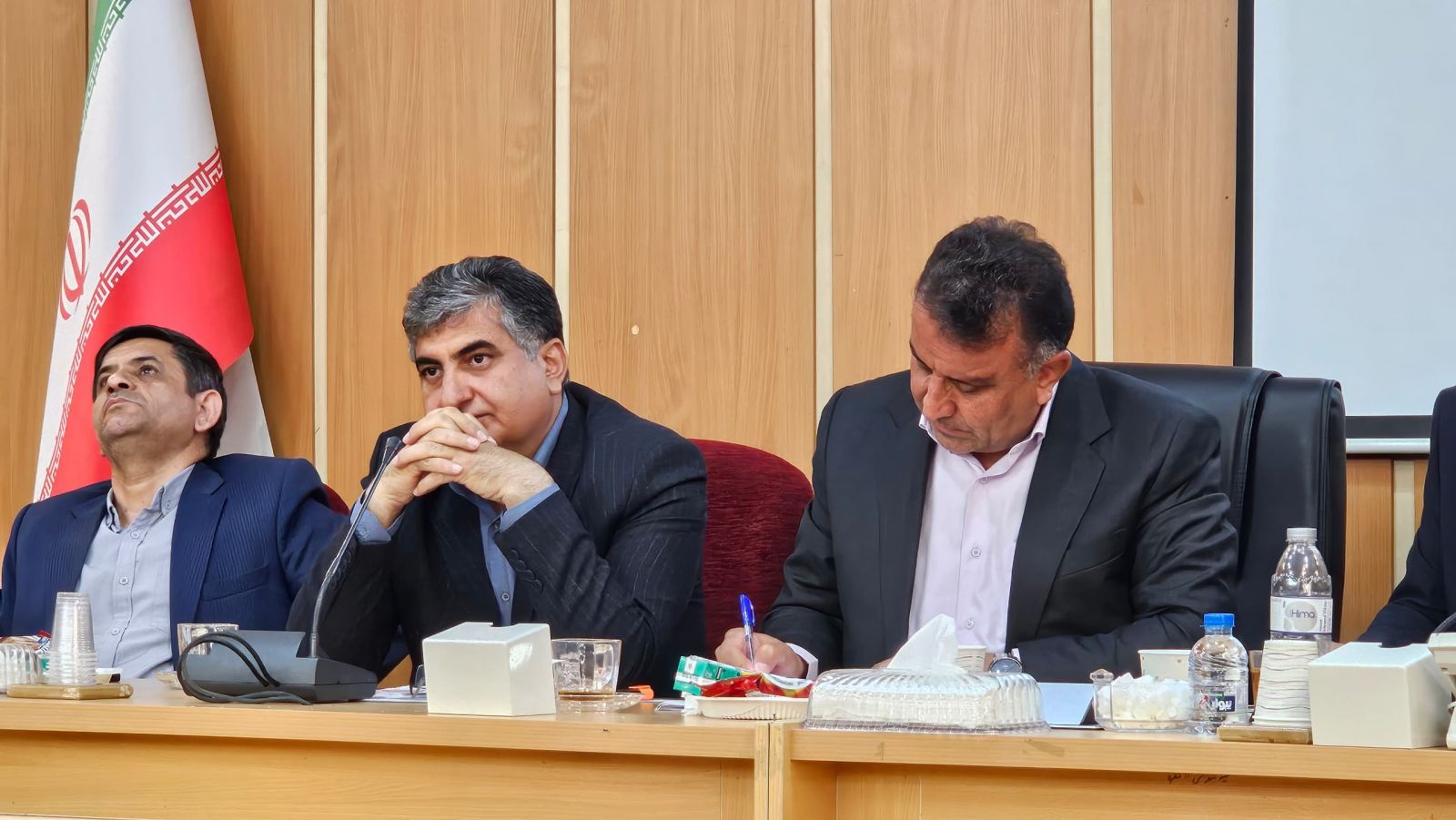 محمد بهرامی در جمع دهیاران: برخی دختران روستایی به دلیل نبود فضای آموزشی مناسب از تحصیل محروماند، آیا این با عدالت سازگار است؟ / ۵۰ درصد روستاهای ما با کمبود آب مواجهاند / بعضی قوانین و مقررات عدالتمحور نیستند و باید اصلاح شوند تا منافع همه مردم تأمین شود / این دستگاهها تنها به منافع بخش خود توجه دارند و اهداف کلان کشور را نادیده میگیرند
