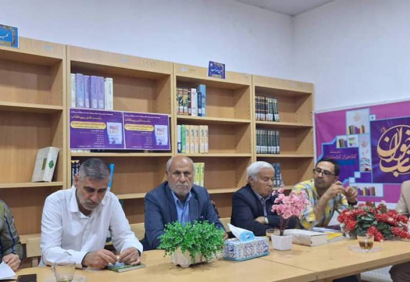 نشست نقد و بررسی کتاب نویسنده هم استانی تحت عنوان «روایت مختصری از انقلاب اسلامی و دفاع مقدس به زبان شعر» در دهدشت برگزار شد
