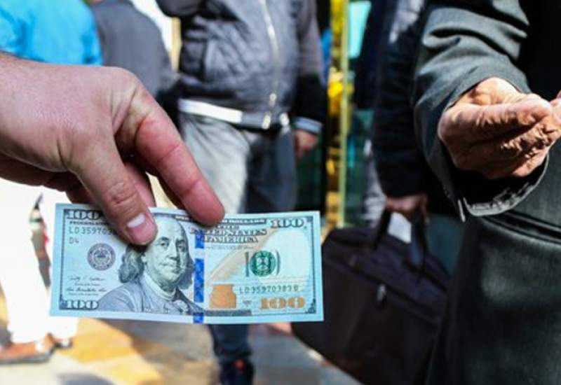 قیمت دلار معلق ماند؛ بازار ارز در خواب زمستانی / قیمت طلا و سکه برگشت خورد