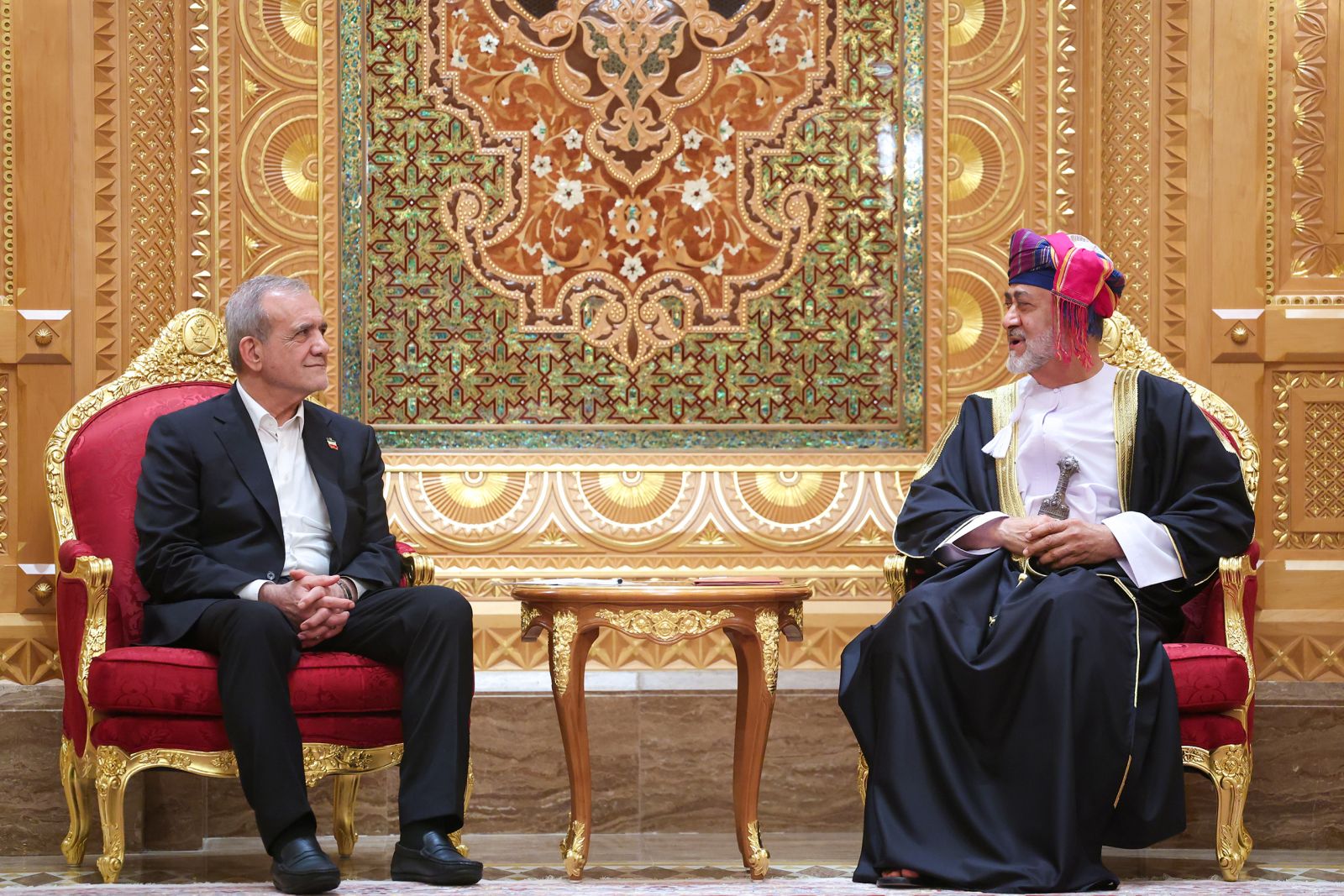 مراسم استقبال رسمی «هیثم بن طارق آل سعید» سلطان عمان از رئیس جمهور کشورمان در قصر العلم مسقط برگزار شد.