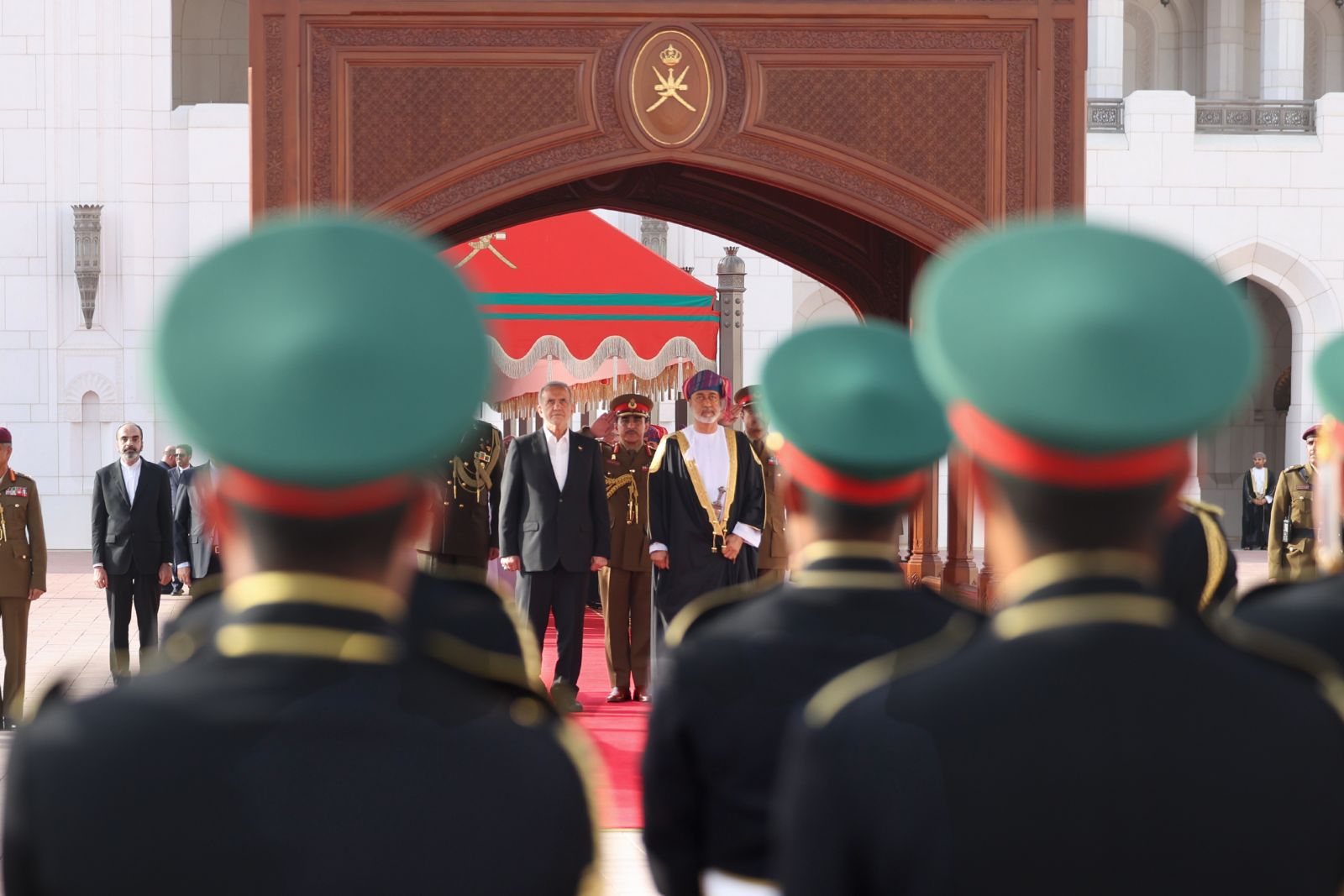 مراسم استقبال رسمی «هیثم بن طارق آل سعید» سلطان عمان از رئیس جمهور کشورمان در قصر العلم مسقط برگزار شد.