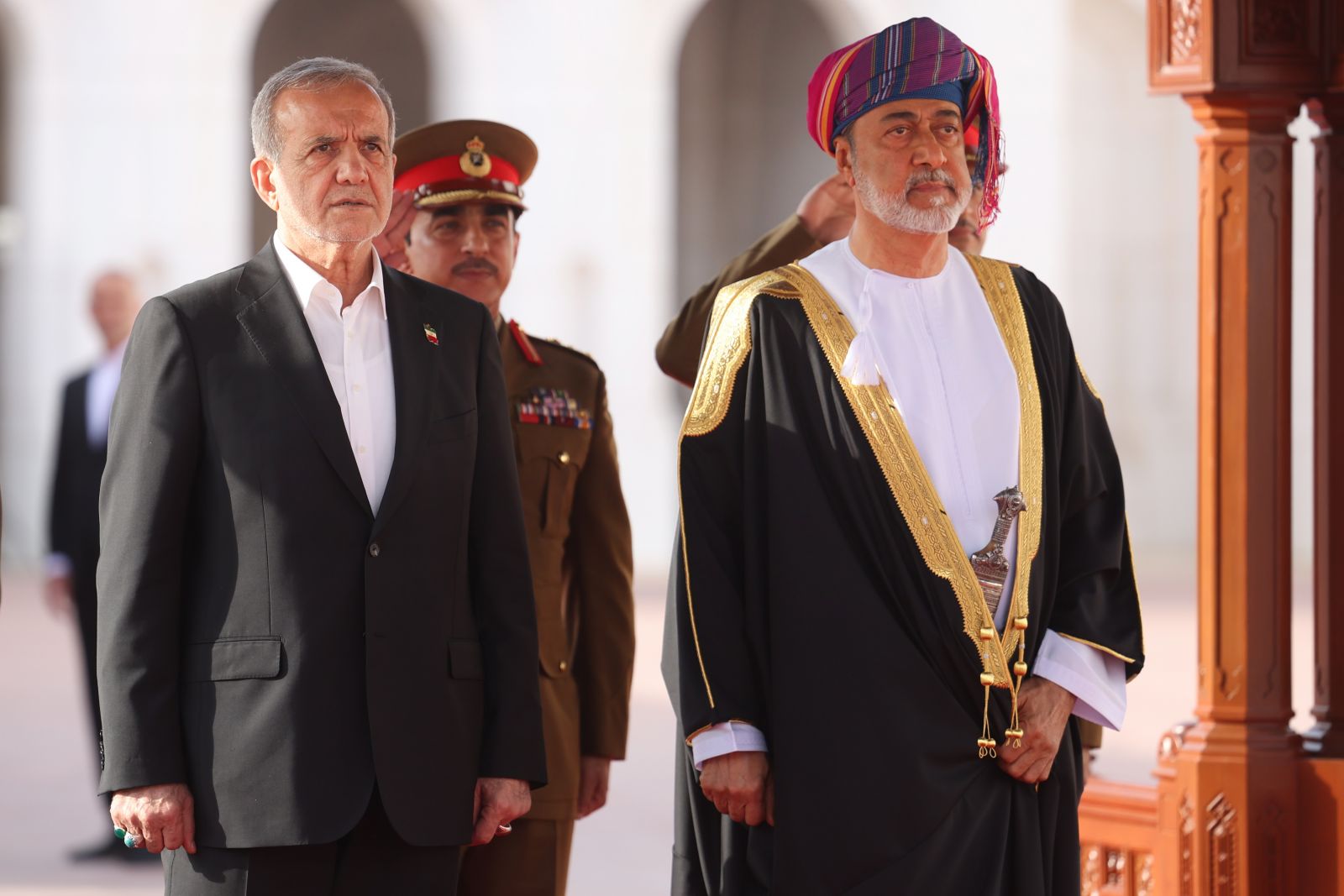 مراسم استقبال رسمی «هیثم بن طارق آل سعید» سلطان عمان از رئیس جمهور کشورمان در قصر العلم مسقط برگزار شد.
