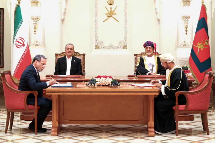 مراسم استقبال رسمی «هیثم بن طارق آل سعید» سلطان عمان از رئیس جمهور کشورمان در قصر العلم مسقط برگزار شد.