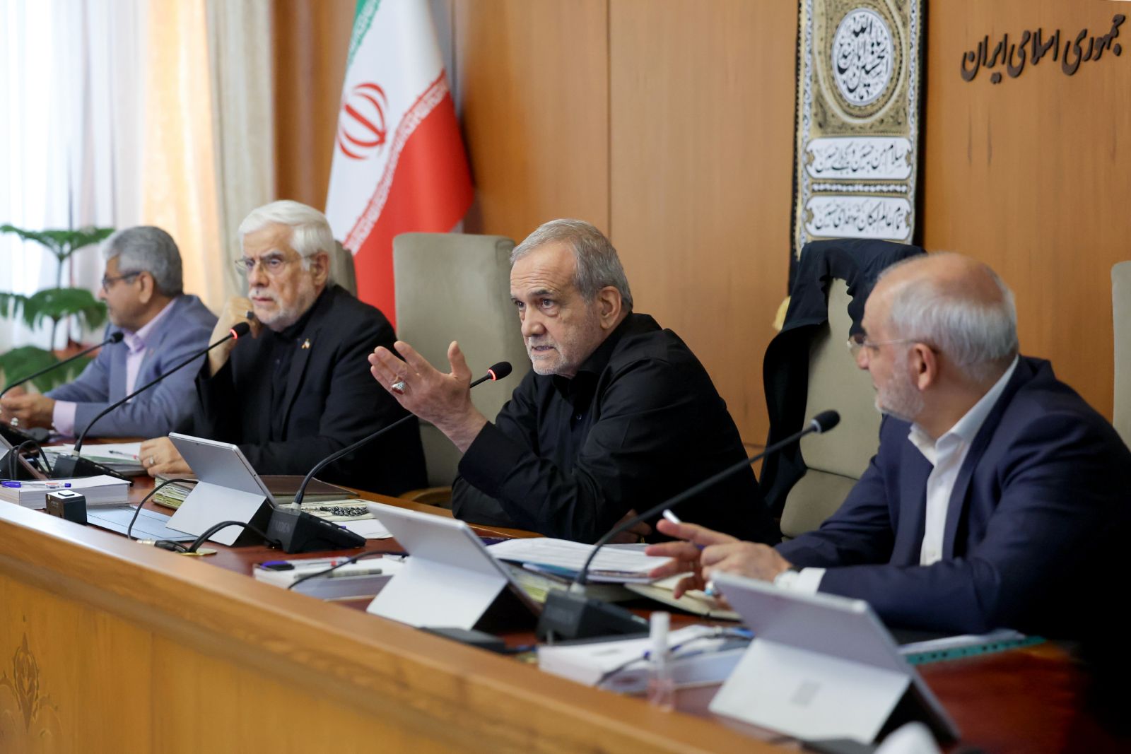 پزشکیان: در جنگ اخیر معلوم شد که در زمینههای امنیتی اشکلاتی داشتهایم؛ باید آسیبشناسی لازم در این زمینه صورت بگیرد/ تاکید بر ضرورت اصلاح برخی اشتباهات گذشته/ برخورد با مردم باید کاملا محترمانه باشد/ مواجهه با کسانی که نسبت به ما نقدهایی دارند، اما در زمان جنگ تحمیلی پای ایران ایستادند، اصلاح شود