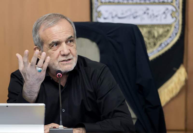 پزشکیان: در جنگ اخیر معلوم شد که در زمینه‌های امنیتی اشکالاتی داشته‌ایم؛ باید آسیب‌شناسی لازم در این زمینه صورت بگیرد/ تاکید بر ضرورت اصلاح برخی اشتباهات گذشته/ برخورد با مردم باید کاملا محترمانه باشد/ مواجهه با کسانی که نسبت به ما نقد‌هایی دارند، اما در زمان جنگ تحمیلی پای ایران ایستادند، اصلاح شود