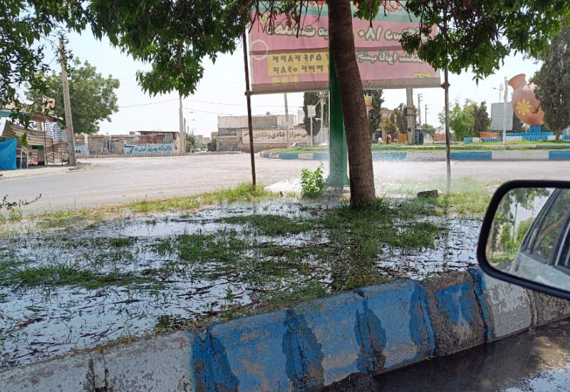 آبیاری فضای سبز دهدشت با روش‌هایی ماقبل سنتی؛ خدمتی نوین از شهرداری دهدشت-غرق‌آبی آسفالت برای کاهش دمای خیابان!