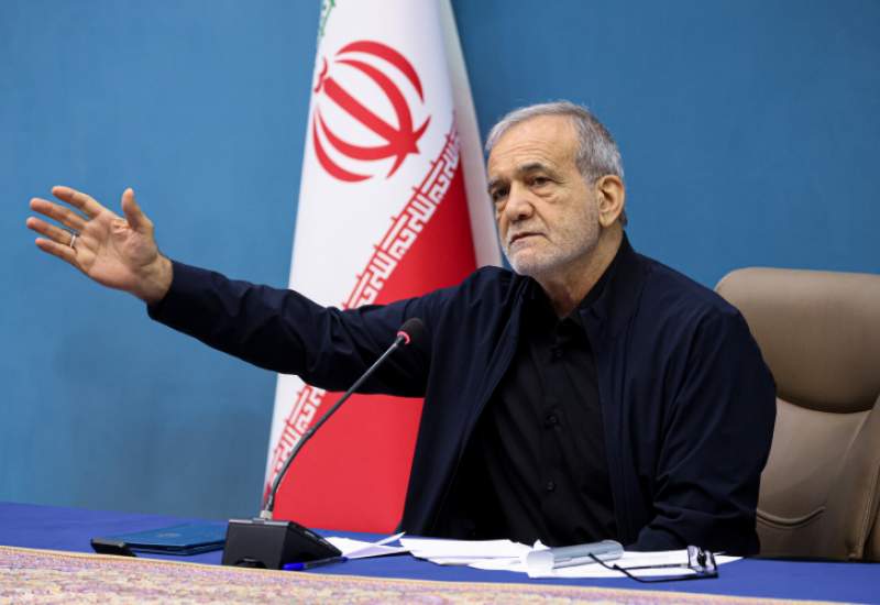 پزشکیان: ما بدون رضایت و هماهنگی رهبری هیچ کاری نخواهیم کرد؛ ولی وقتی هماهنگ کردیم بقیه گیر ندهند  / چرا باید به افرادی که در دهک‌های هشت و نه و ده قرار دارند یارانه بنزین بدهم؟ / من نمی‌خواهم بنزین را برای محرومین گران کنم، اما به کسی که چهار برابر بنزین مصرف می‌کند؛ چرا باید اینگونه یارانه بدهیم؟ / اکنون قرار است ۴ میلیارد دلار بنزین وارد کنند؛ برای چه؟ که من بدهم یک عده با نرخ ۱۵۰۰ تومان مصرف کنند