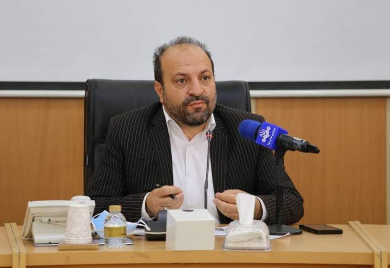 عسکری، معاون امور اقتصادی کهگیلویه و بویراحمد: این رفتار را کنار بگذارید، فریاد مردم بلند شده و شما فقط نظارت بر بازار را گردن یکدیگر می‌اندازید / اگر می‌خواهید به این شکل مدیریت کنید، بهتر است درِ جهاد کشاورزی را ببندید تا تصمیم دیگری گرفته شود / الهی:  در حوزه نظارت، ما با چالش جدی روبه‌رو هستیم، این وظیفه بر عهده جهاد کشاورزی است و اتاق اصناف در آن دخالتی ندارد / لقمانی خطاب به الهی: تولیدات بدون کنترل عرضه می‌شود