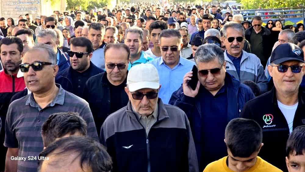 تصاویر | پیاده‌روی خانوادگی در یاسوج / استاندار کهگیلویه و بویراحمد: فرش قرمز برای سرمایه‌گذاران پهن کرده‌ایم