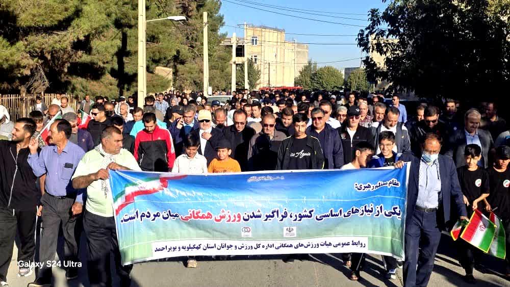 تصاویر | پیاده‌روی خانوادگی در یاسوج / استاندار کهگیلویه و بویراحمد: فرش قرمز برای سرمایه‌گذاران پهن کرده‌ایم