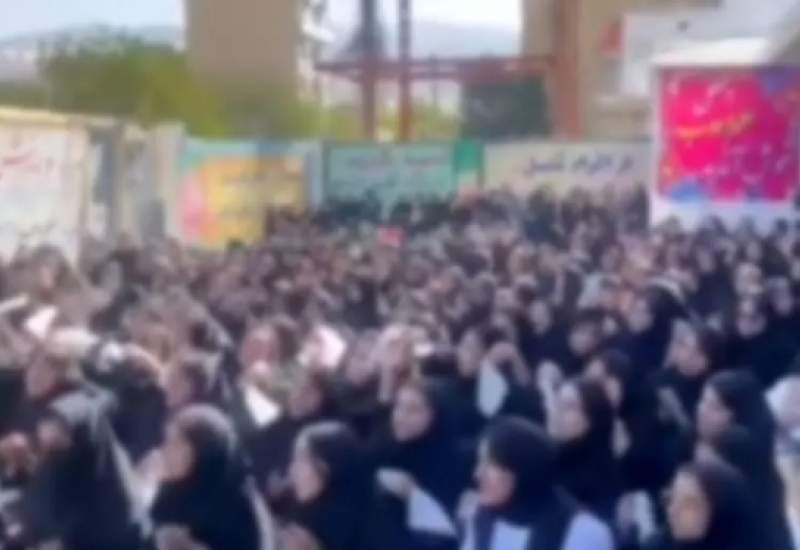 حاشیه‌های بی‌پایان یک کلیپ کوتاه از پخش موسیقی در یکی از مدارس کهگیلویه و بویراحمد / جابه‌جایی مسائل در استان؛ واکنش شدید نسبت به مسائل کم‌اهمیت و گذرا و سکوت در برابر ریشه‌های بحران / اگر پخش یک قطعه موسقی «منکر» است، آیا افت تحصیلی شدید دانش‌آموزان چندین برابر «منکر» نیست؟
