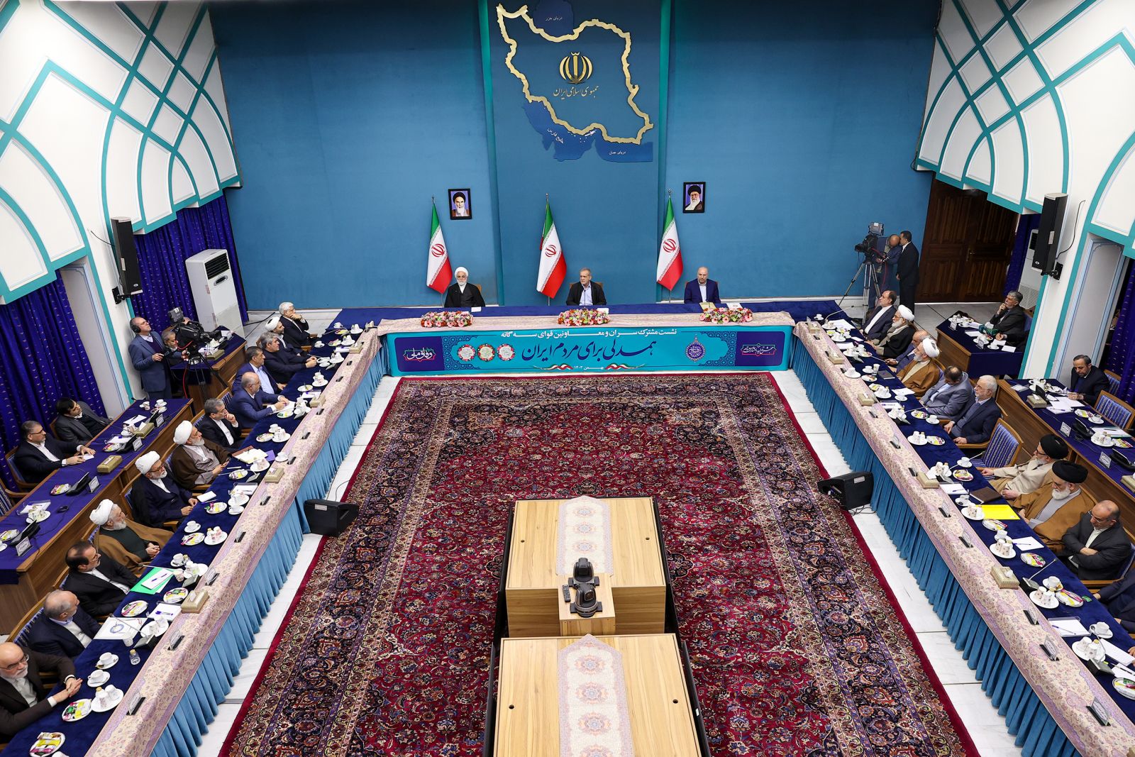 نشست مشترک سران و جمعی از مسئولان قوای سه‌گانه برگزار شد