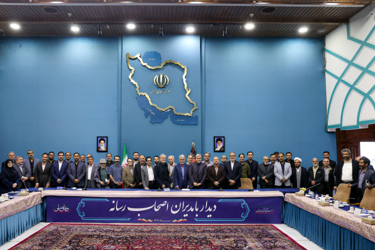 رئیس قوه قضائیه: به کسانی که خواستار آزادی زندانیان سیاسی بودند، گفتم فهرست افراد مد نظر را اعلام کنید تا درباره آن‌ها به بررسی بپردازیم، [اما] هیچ‌کدام به من فهرستی ارائه ندادند/ در خلال جلسه امروز هم دو نفر گفتند که هر چه تأمل کردند به بیش از ۳ الی ۵ نفر زندانی سیاسی نرسیدند؛ خب این موضوع را اعلام کنید تا تبلیغات سوء معاندین خنثی شود رئیس قوه قضاییه بیان داشت: چند روز پس از پایان جنگ تحمیلی اخیر، تعدادی از جریانات سیاسی و رسانه‌ای از طُرق مختلف به من اعلام کردند که در راستای تحکیم وفاق و انسجام اجتماعی، آنچه که از آن به عنوان زندانیان سیاسی نام می‌بردند را آزاد کنید؛ من به هیچ وجه به درخواست آنها بی‌اعتنایی نکردم و یا پاسخ منفی به آنها ندادم؛ بلکه گفتم فهرست زندانیان مد نظر را اعلام کنید تا ما در مورد آنها به بررسی و مداقه بپردازیم؛ نکته قابل تأمل آنکه تا کنون هیچکدام از آن جریاناتِ درخواست‌کننده، به من فهرستی ارائه ندادند و برخی از آنها وقتی با مطالبه من مواجه شدند، گفتند که ما برای ارائه فهرستِ زندانیان سیاسی، ملاحظاتی داریم! پایگاه خبری تحلیلی انتخاب (Entekhab.ir) : 		 			رئیس قوه قضائیه: به کسانی که خواستار آزادی زندانیان سیاسی بودند، گفتم فهرست افراد مد نظر را اعلام کنید تا درباره آن‌ها به بررسی بپردازیم، [اما] هیچ‌کدام به من فهرستی ارائه ندادند/ در خلال جلسه امروز هم دو نفر گفتند که هر چه تأمل کردند به بیش از ۳ الی ۵ نفر زندانی سیاسی نرسیدند؛ خب این موضوع را اعلام کنید تا تبلیغات سوء معاندین خنثی شود 		 	 			رئیس قوه قضائیه: به کسانی که خواستار آزادی زندانیان سیاسی بودند، گفتم فهرست افراد مد نظر را اعلام کنید تا درباره آن‌ها به بررسی بپردازیم، [اما] هیچ‌کدام به من فهرستی ارائه ندادند/ در خلال جلسه امروز هم دو نفر گفتند که هر چه تأمل کردند به بیش از ۳ الی ۵ نفر زندانی سیاسی نرسیدند؛ خب این موضوع را اعلام کنید تا تبلیغات سوء معاندین خنثی شود 		 رئیس قوه قضاییه در دیدار با جمعی از اصحاب رسانه به مناسبت روز خبرنگار گفت: قانون مطبوعات در سال ۱۳۶۴ تدوین شده و آخرین اصلاحات عمده صورت‌گرفته بر روی این قانون، مربوط به سال ۱۳۷۹ است؛ بر همین اساس، از همه اصحاب رسانه می‌خواهم که حداکثر تا ۱۵ شهریور به ما اعلام کنند که آیا نیاز به اصلاح و بازنگری قانون در حوزه رسانه وجود دارد یا خیر؟  به گزارش انتخاب، حجت‌الاسلام‌والمسلمین محسنی اژه‌ای، در ادامه سلسله نشست‌های خود با جوامع نخبگانی کشور، به مناسبت روز خبرنگار با جمعی از اصحاب رسانه دیدار کرد.  به نقل از مرکز رسانه قوه قضاییه، رئیس قوه قضاییه در مطلع سخنانش در این نشست، ضمن تسلیت ایام اربعین حسینی، اظهار کرد: سلام و درود خداوند بر راویان صدیق و عالم و شجاع کربلا که نهضت حسینی را استمرار بخشیدند و اگر نبودند چه بسا یزیدیان، قلب واقعیت می‌کردند. بدون تردید، امروز ما در نظام جمهوری اسلامی ایران ادامه‌دهنده همان نهضت مقدس حسینی هستیم.   رئیس دستگاه قضا در ادامه ضمن گرامیداشت روز خبرنگار، فراخوانی درخصوص قانون ناظر بر رسانه صادر کرد و گفت: قانون مطبوعات در سال ۱۳۶۴ تدوین شده و آخرین اصلاحات عمده صورت‌گرفته بر روی این قانون، مربوط به سال ۱۳۷۹ است؛ بر همین اساس، از همه اصحاب رسانه می‌خواهم که حداکثر تا ۱۵ شهریور به ما اعلام کنند که آیا نیاز به اصلاح و بازنگری قانون در حوزه رسانه وجود دارد یا خیر؟ چنانچه پاسخ اهالی رسانه، به این پرسش، مثبت است، قید کنند که در چه حوزه‌هایی باید این اصلاح و بازنگری اِعمال شود، این نظرات از طریق مرکز رسانه قوه قضائیه دریافت می‌شود.   تبلیغ 40میلیون وام بدون ضامن بلوبانک سامان yn-ad رئیس عدلیه در ادامه بیان داشت: همچنین از کلیه اصحاب رسانه می‌خواهیم، حداقل ۵ نقد جدی را که به قوه قضاییه وارد می‌دانند، ترجیحاً با ذکر راه حل، به مرکز رسانه قوه قضائیه ارائه کنند.  قاضی‌القضات تصریح کرد: ایضاً این درخواست را نیز داریم که حداقل ۵ ایراد و اِشکال که به برخی رسانه‌ها وارد است و قوه قضاییه ناگزیر است طبق قانون با آنها برخورد کند را قید کنید. اگر بر روی این نظر اتفاق دارید که تحت هیچ شرایطی نیز نباید با هیچ رسانه‌ای در هیچ سطحی برخورد شود، آن را قید کنید؛ هر چند بسیار بعید و مُستبعد است که چنین اتفاق نظری در میان شما اهالی رسانه وجود داشته باشد.   حجت‌الاسلام‌والمسلمین محسنی اژه‌ای اظهار کرد: قطعاً ما نمی‌خواهیم بر تعداد زندانیان افزوده شود؛ قطعاً ما نمی‌خواهیم که هیچ رسانه‌ای توقیف شود؛ قطعاً ما نمی‌خواهیم که هیچکدام از فعالان رسانه‌ای حتی یک شب به بازداشتگاه بروند؛ اما همگان توجه کنید که ما در قوه قضاییه، خود را مکلف می‌دانیم که بیشتر از هر نهاد و دستگاه دیگری، ملتزم به قانون باشیم؛ ما نمی‌توانیم مغایر با قانون عمل کنیم؛ ممکن است شما بگویید یک قانون نیاز به اصلاح و بازنگری دارد؛ این امر، بِلااشکال است و چارچوب و قاعده دارد و می‌توان طبق قوانین موجود، قانونی را اصلاح و یا تکمیل کرد؛ لکن نمی‌توان توقع داشت که قوه قضاییه، عاملِ به عملی مغایر با قانون باشد.   رئیس عدلیه تصریح کرد: شما اصحاب رسانه و نخبگان این حوزه که سلایق و گرایشات مختلف را نمایندگی می‌کنید به ما بگویید وقتی یک فرد رسانه‌ای، وفق قوانین فعلی، تخلف یا جرمی را مرتکب می‌شود، ما چگونه با او برخورد کنیم که این برخورد ما، هم منطبق با قانون باشد، هم بازدارنده باشد و هم آسیب‌زا نباشد.   رئیس قوه قضاییه بیان داشت: چند روز پس از پایان جنگ تحمیلی اخیر، تعدادی از جریانات سیاسی و رسانه‌ای از طُرق مختلف به من اعلام کردند که در راستای تحکیم وفاق و انسجام اجتماعی، آنچه که از آن به عنوان زندانیان سیاسی نام می‌بردند را آزاد کنید؛ من به هیچ وجه به درخواست آنها بی‌اعتنایی نکردم و یا پاسخ منفی به آنها ندادم؛ بلکه گفتم فهرست زندانیان مد نظر را اعلام کنید تا ما در مورد آنها به بررسی و مداقه بپردازیم؛ نکته قابل تأمل آنکه تا کنون هیچکدام از آن جریاناتِ درخواست‌کننده، به من فهرستی ارائه ندادند و برخی از آنها وقتی با مطالبه من مواجه شدند، گفتند که ما برای ارائه فهرستِ زندانیان سیاسی، ملاحظاتی داریم! در خلال جلسه امروز نیز دوتن از آقایان (از نیرو‌های محوری جبهه اصلاحات) اشاره کردند که خودشان هر چه تأمل و جمع‌بندی کردند به بیش از ۳ الی ۵ نفر زندانی سیاسی نرسیدند؛ خُب، تاکید من به این آقایان آن است که چرا بصورت علنی این موضوع را اعلام نمی‌کنید؟! این همه هیاهو و غوغاسالاری علیه نظام ما می‌شود که فلان تعداد زندانی سیاسی دارد؛ خُب اعلام کنید که خودتان بررسی کردید تعداد زندانیان سیاسی ما به ۵ نفر نیز نمی‌رسد تا تبلیغاتِ سوء معاندین خنثی شود و رنگ ببازد.   رئیس عدلیه افزود: در اینجا باید تاکید کنم که بعضاً اختلاف برداشت‌هایی نیز از مفهوم جرم سیاسی و زندانی سیاسی می‌شود؛ گاهاً همه مجرمان و زندانیان امنیتی را زندانی سیاسی می‌نامند و بعضاً عکس این قضیه صادق است.