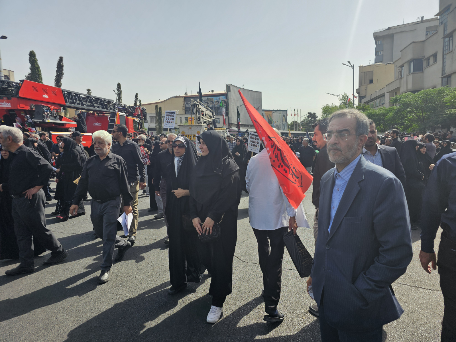 منتظری: راه شهیدان اقتدار ایران ادامه دارد منتظری: راه شهیدان اقتدار ایران ادامه دارد رئیس جهاد دانشگاهی، تاکید کرد: حضور پرشکوه مردم ایران، به ویژه مردم تهران در تشییع پیکر شهدای اقتدار کشور نشانهای از اقتدار ملت و پیروی از راه این عزیزان است. علی منتظری در حاشیه مراسم تشییع پیکر شهدای اقتدار در گفتوگو با ایسنا، بیان کرد: یاد شهدای اقتدار ایران را گرامی میداریم. به روح پرفتوح این عزیزان به ویژه فرماندهان دلاور و دانشمندان برجسته کشور، مردم بی گناه و مظلوم، زنان و کودکان بی گناه که شبانه با حمله وحشیانه رژیم صهیونی به خاک و خون غلتیدند؛ درود می فرستیم. حضور پرشکوه مردم ایران، به ویژه مردم تهران در مراسم امروز نشانه ای از اقتدار ملت و پیروی از راه این عزیزان است. وی اظهار کرد: امیدواریم با این حضور نام و یاد این شهدای عزیز برای همیشه در تاریخ کشور جاودانه باقی بماند. ما نیز به عنوان جمع کوچکی از ملت ایران در جهاد دانشگاهی، این نهاد انقلابی، امیدواریم با تلاش علمی، فناورانه، فرهنگی و آموزشی خود بتوانیم در راه پیشرفت، توسعه و سرافرازی ایران عزیز گام برداریم. رئیس جهاد دانشگاهی، تصریح کرد: جا دارد به رهبر حکیم، عزیز و فرزانه انقلاب اسلامی عرضه بدارم که این ملت در راه پیروی از منویات ایشان استوار گام بر میدارد. حضور پرشور و باشکوه مردم در مراسم امروز یک نشانه از صدها نشانه در این راه است. ما نیز در جهاد دانشگاهی، دوشادوش ملت ایران در راه توسعه و پیشرفت ایران به برکت خون این شهیدان و راه مقاومت حرکت خواهیم کرد.