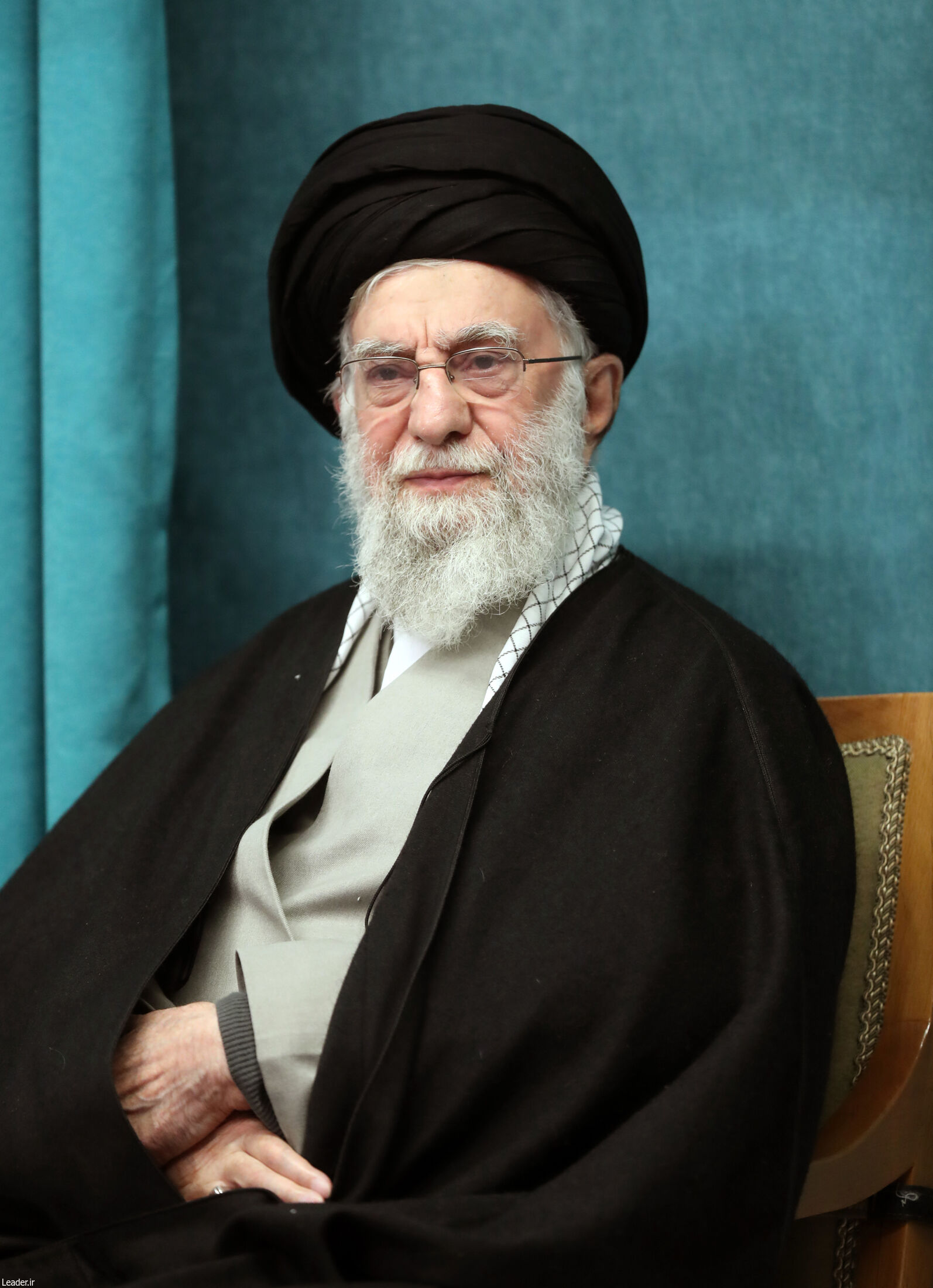 فیلم و تصاویر | رهبر انقلاب: رهبر انقلاب: اصرار برخی از دولتهای قلدر برای مذاکره، به منظور حل مسائل نیست، بلکه برای تحکّم و تحمیل توقعات خودشان است / جمهوری اسلامی ایران قطعاً توقعات آنها را نخواهد پذیرفت / اسم مذاکره را تکرار میکنند تا در افکار عمومی فشاری ایجاد کنند که طرف برای مذاکره آماده است، شما چرا حاضر نیستید؟ مذاکره نیست، تحکم و تحمیل است / ادعای اروپاییها مبنی بر عمل نکردن ایران به تعهدات خود حرف زور است / بعد که آمریکا خارج شد، قول دادید که یک جوری جبران کنید، زیرا قولتان زدید، باز یک چیز دیگر گفتید، زیر قول دوم هم زدید / بیچشم و رویی هم حدی دارد