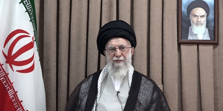  رهبر انقلاب: این حرف [ایران باید تسلیم بشود] برای دهان رئیس‌جمهور آمریکا خیلی بزرگ است / چنین اتّفاقی هم هرگز نخواهد افتاد / ایران دارای تمدّن کهنی است؛ ثروت فرهنگی و تمدّنی ما صدها برابر بیشتر از آمریکا و امثال آمریکا است /  رژیم صهیونی در زیر ضربات جمهوری اسلامی تقریباً از پا درآمد و لِه شد / اسرائیل هیچ دستاوردی از این جنگ نداشت /  ایران تسلیم کشور دیگری بشود، یکی از آن مهمل‌گویی‌های غلطی است که یقیناً مایه‌ی استهزاء افراد خردمند و دانا است / در صورتی که تعرّضی صورت بگیرد، هزینه‌ی دشمن و هزینه‌ی متعرّض قطعاً هزینه‌ی بالایی خواهد بود / 