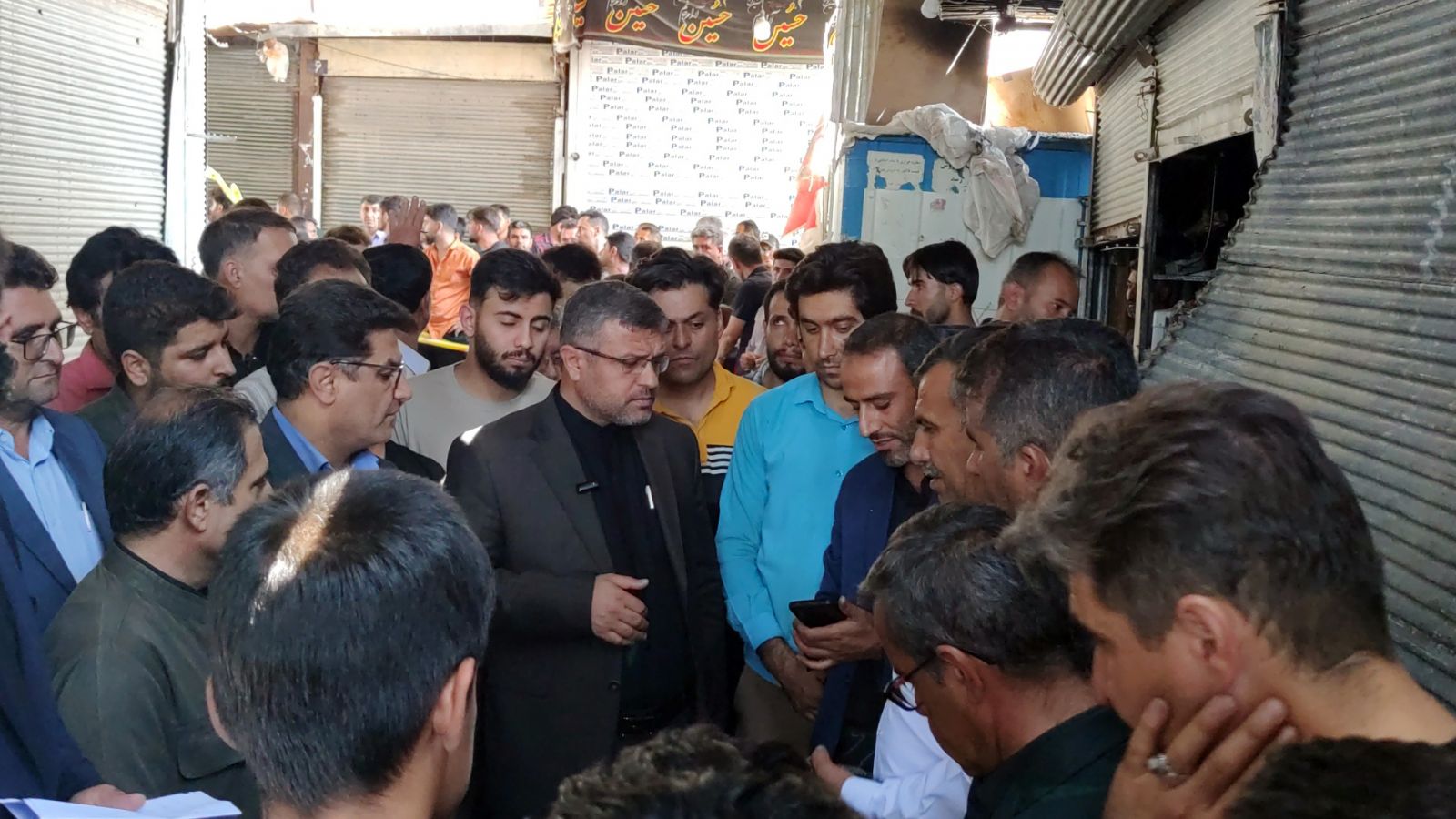 دادستان وارد جمعه‌بازار یاسوج شد / موسویان: تشکیل پرونده‌کیفری برای جمعه‌بازار یاسوج / با هیچ‌کسی تعارف نداریم، بر اساس قانون با کسانی که در مسیر ساماندهی جمعه بازار یاسوج کوتاهی و خطایی کرده باشند، برخورد می‌شود /  این مکان دیگر برای کسبه امن نیست / مافیای جمعه‌بازار یاسوج چه کسانی هستند؟