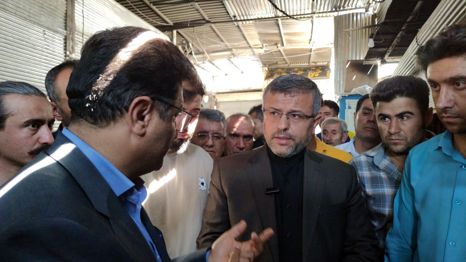 دادستان وارد جمعه‌بازار یاسوج شد / موسویان: تشکیل پرونده‌کیفری برای جمعه‌بازار یاسوج / با هیچ‌کسی تعارف نداریم، بر اساس قانون با کسانی که در مسیر ساماندهی جمعه بازار یاسوج کوتاهی و خطایی کرده باشند، برخورد می‌شود /  این مکان دیگر برای کسبه امن نیست / مافیای جمعه‌بازار یاسوج چه کسانی هستند؟